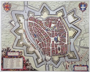 <p>Kaart van <em>Swolla</em> van Johan Bleau uit 1649. De kaart geeft een goed overzicht van de aarden verdedigingswallen die tussen 1606 en 1619 zijn gerealiseerd. Waarschijnlijk ontwierp Adriaen Anthonisz. het plan voor deze stervormige verdediging bestaande uit elf bastions met daartussen zogenaamde courtinewallen. [1649, Johan Bleau, Toonneel der Steden van de Vereenighde Nederlanden, Met hare Beschrijvingen, p. 338 ] </p>

